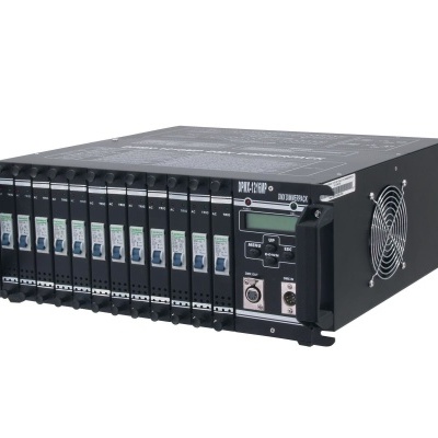 Equipamento electrónico preto com módulos substituíveis e ventoinha lateral