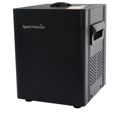 Purificador de ar preto da marca Spark Fabrics com alça lateral e orifícios de ventilação