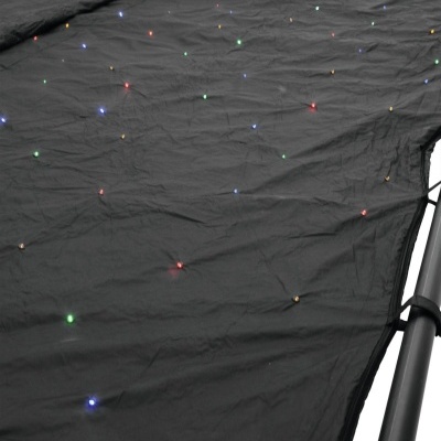 Tecido preto com luzes LED coloridas em estrutura metálica preta