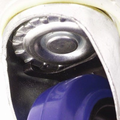 Roda azul e travão metálico prateado de patim em linha