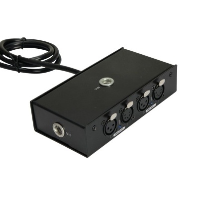 Interface de áudio preta com conectores XLR e cabo elétrico