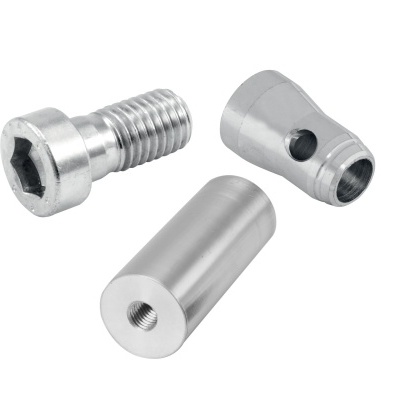 Peças metálicas prateadas sobre fundo branco