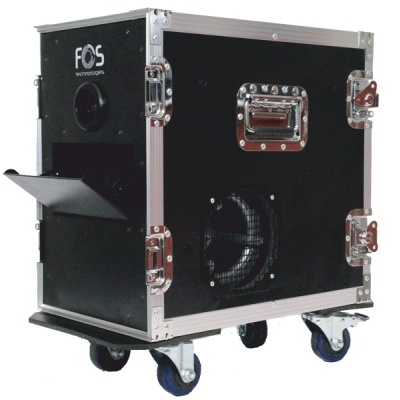 Caixa de transporte preta com cantos metálicos e rodízios