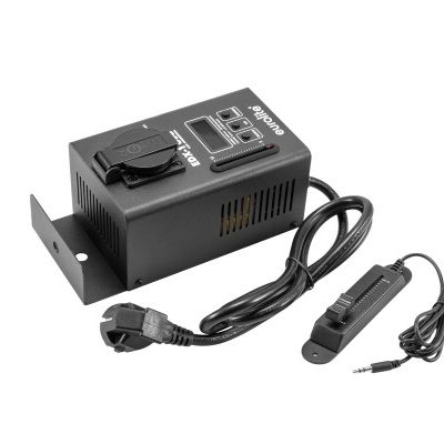 Transformador ou regulador de corrente elétrica preto com visor digital e cabo.