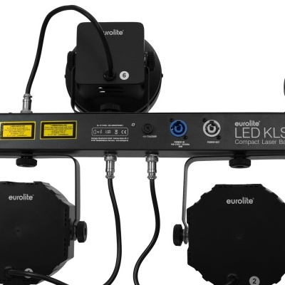 Equipamento de iluminação de palco preto com três dispositivos rotativos e conexões de cabos