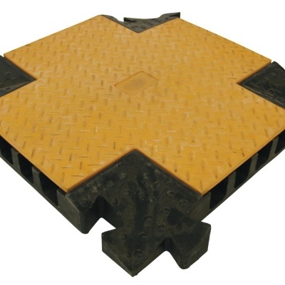 Peça preta e amarela para gestão de cabos em cruz