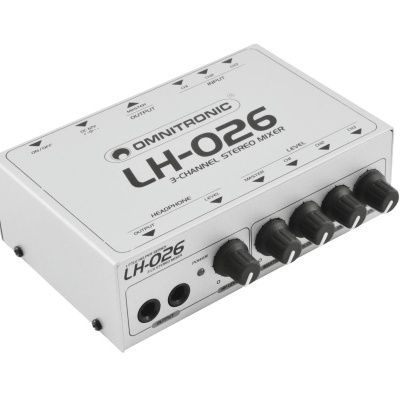 Misturador estéreo Omnitronic LH-026 branco com controlos pretos em fundo branco