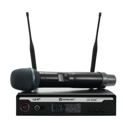 Microfone sem fios preto Relacart UR-8225 com base recetora e antenas em fundo branco.