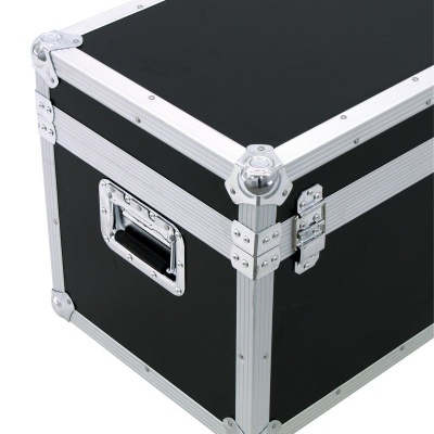 Mala de transporte preta com bordas metálicas reforçadas e alça embutida.