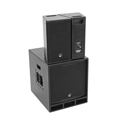 Sistema de colunas de som preto sobre fundo branco