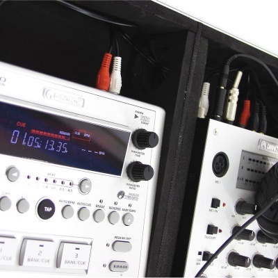 Equipamento de áudio branco com fones de ouvido e cabos conectados.