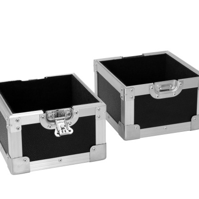 Duas caixas retangulares pretas com armação metálica prateada