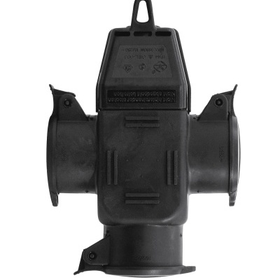 Conector elétrico preto em forma de T com três entradas circulares