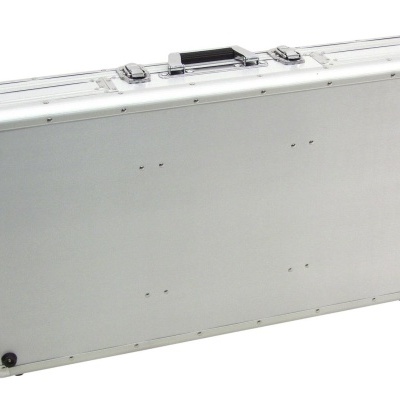 Mala rígida branca com cantos metálicos e pega preta