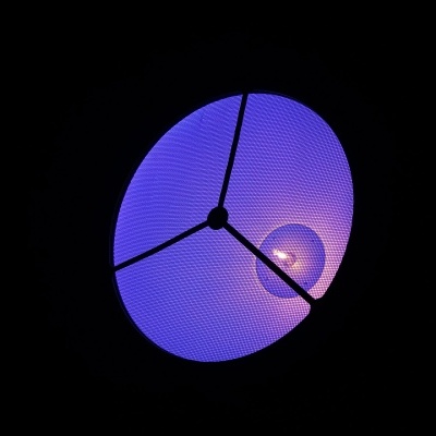 Luminária de tecto azul translúcida com estrutura preta vista por baixo