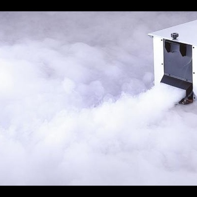 Máquina branca emitindo nuvem densa branca