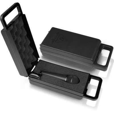 Caixa preta rígida com microfone pequeno preto dentro e duas caixas fechadas ao lado.