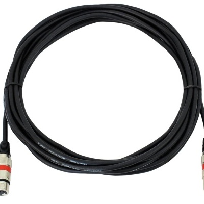 Cabo XLR preto enrolado com conectores metálicos nas extremidades