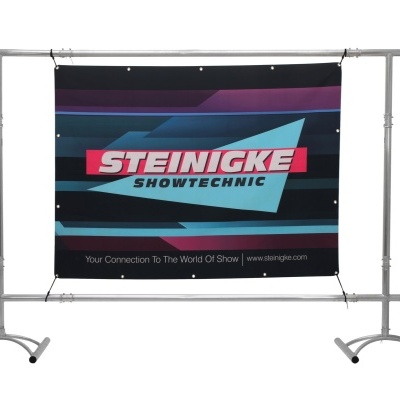Painel publicitário azul, preto e cor-de-rosa com texto STEINIGKE SHOWTECHNIC em estrutura metálica