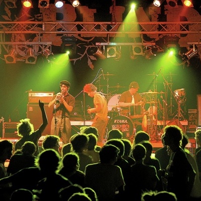 Concerto ao vivo com banda no palco e público