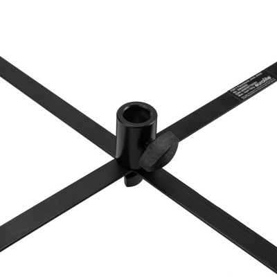 Suporte de metal preto em forma de cruz com encaixe cilíndrico central e etiqueta com texto