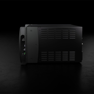 unidade eletrónica preta com ventilação lateral