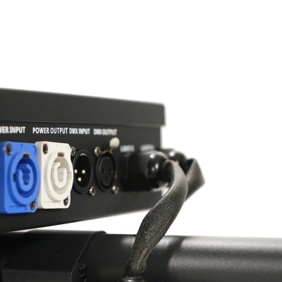 Equipamento eletrónico com várias entradas e texto POWER INPUT, POWER OUTPUT, DMX INPUT, DMX OUTPUT