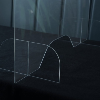 Separador de acrílico transparente com base curvada