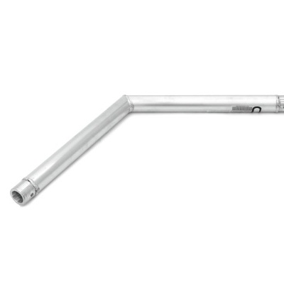 Tubo de metal prateado em ângulo sobre fundo branco