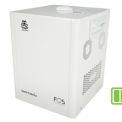 Dispositivo cúbico branco com textos Spark Familia e EOS Energía