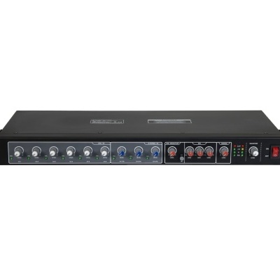 Equipamento de áudio profissional em rack preto com botões e indicadores LED
