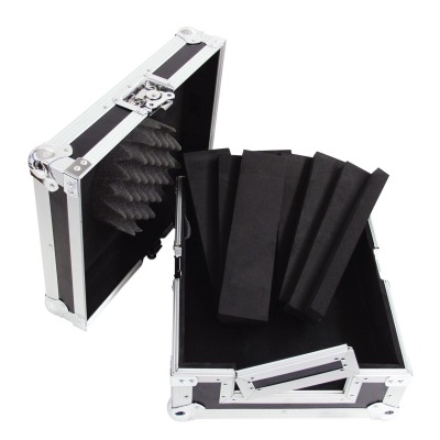 Mala de transporte preta com espuma preta no interior e blocos de espuma