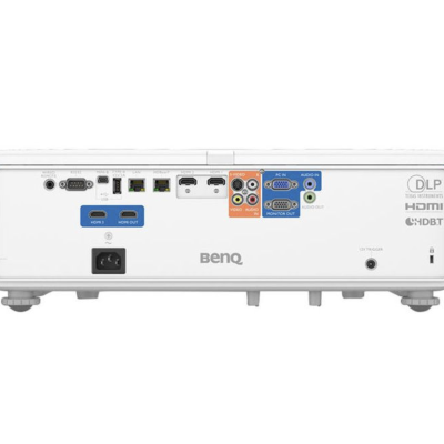 Projeção traseira de projetor BenQ branco com várias portas de entrada e texto