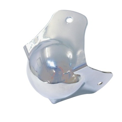 Peça metálica prateada curva com três furos em fundo branco