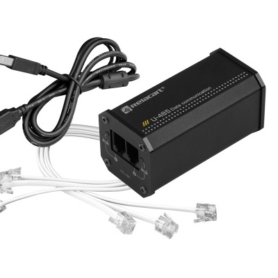 Dispositivo Luma 10 preto com cabos USB e cabos de rede RJ45 em fundo branco.
