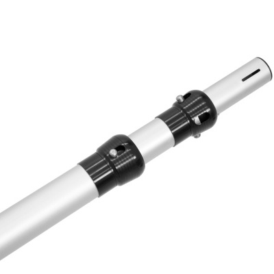 Braço telescópico prateado com peças pretas ajustáveis