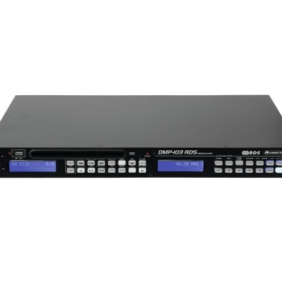Leitor de CD preto de rack com visor azul e botões brancos
