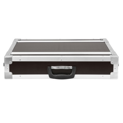 Mala rígida preta com cantos metálicos prateados e pega preta