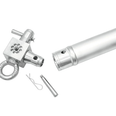 Peças metálicas prateadas isoladas num fundo branco