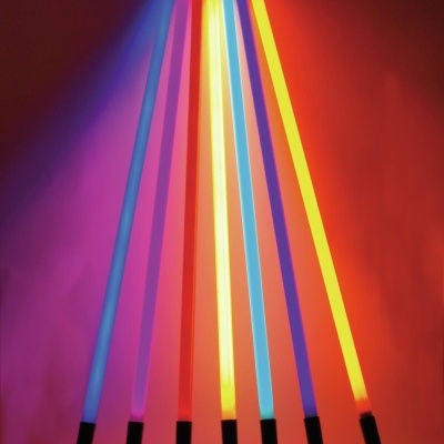 Sete bastões luminosos coloridos com bases pretas alinhados verticalmente sobre fundo vermelho alaranjado