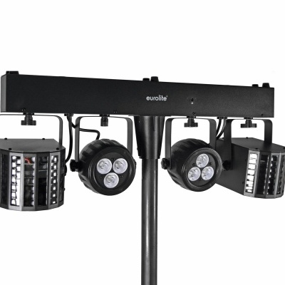 Conjunto de luzes para eventos Eurolite em negro com quatro cabeças de iluminação montadas num suporte.