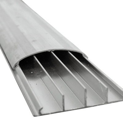 Perfis metálicos em alumínio prateado com design canalizado