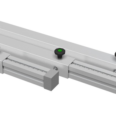 Quatro réguas de alumínio com parafusos pretos em fundo branco