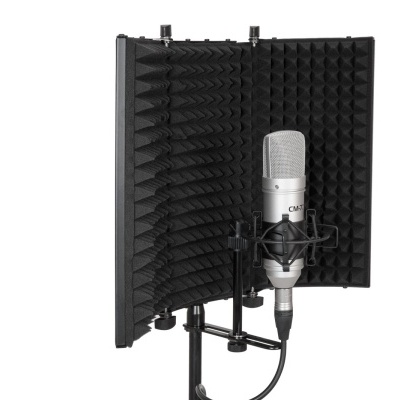 Microfone de estúdio com painel acústico preto