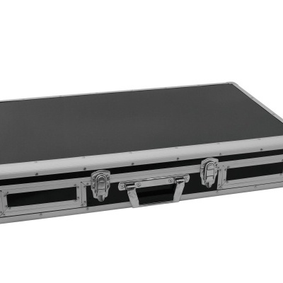 Mala preta com armação metálica e fechos prateados