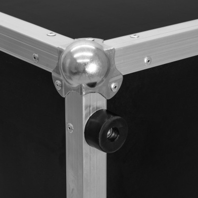 Estrutura metálica com cantos reforçados em alumínio prateada