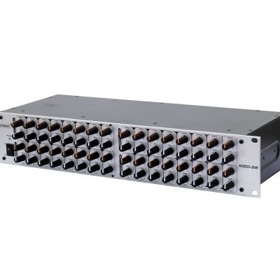 Equipamento electrónico cinzento com 48 conectores BNC e texto MICRO-320 na frente