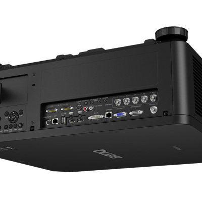 Projetor Dell preto com múltiplas portas de conexão