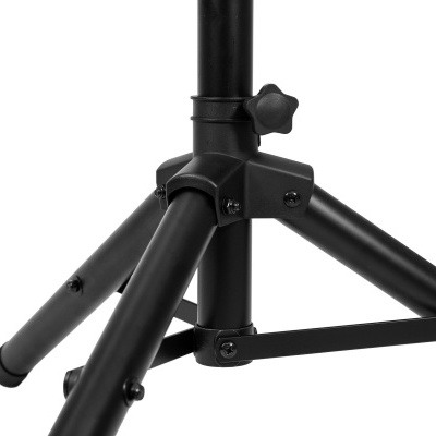 Tripé metálico preto com pernos ajustáveis em fundo branco