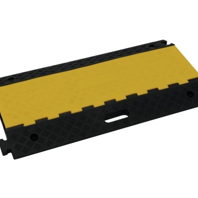 Rampa antiderrapante amarela com laterais pretas para passagem de cabos